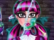 Play Draculaura Total Makeover