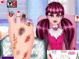 Play Draculaura foot doctor now